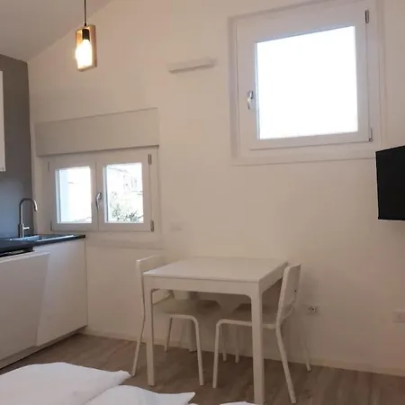 Piccola Finestra Su Apartamento Trento