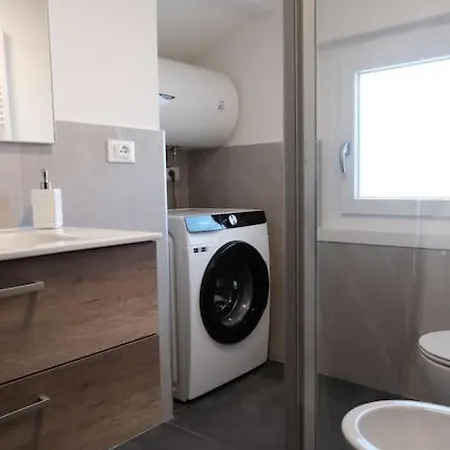 Piccola Finestra Su Apartamento *