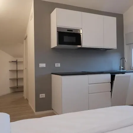 Piccola Finestra Su Apartamento Trento