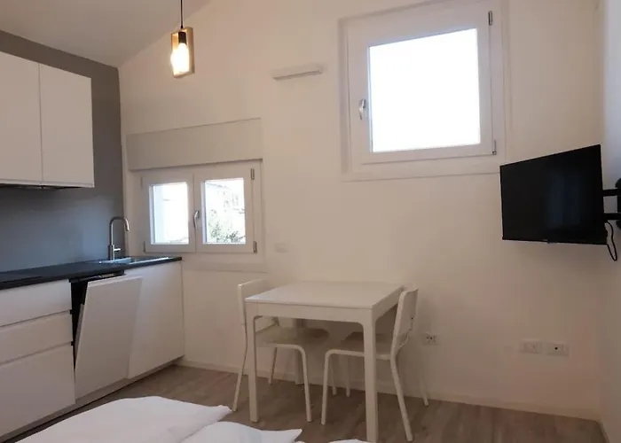 Piccola Finestra Su Apartamento Trento