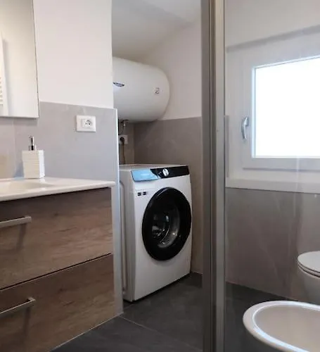 Piccola Finestra Su Apartamento *