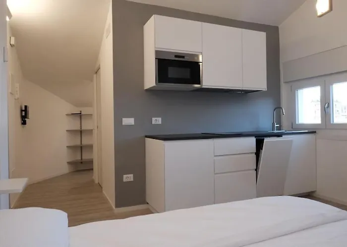 Piccola Finestra Su Apartamento Trento